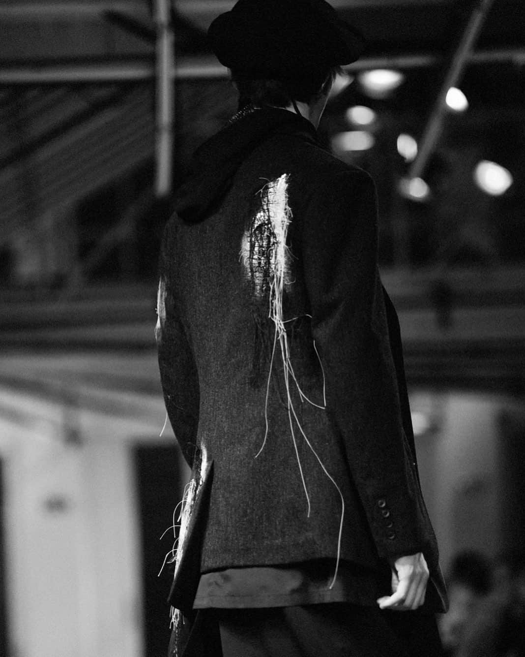 山本耀司さんのインスタグラム写真 - (山本耀司Instagram)「Yohji Yamamoto pour Homme AW20 show  Backstage by @elise_toide  #YohjiYamamoto #AW20 #PFW #PMFW」1月19日 1時37分 - yohjiyamamotoofficial
