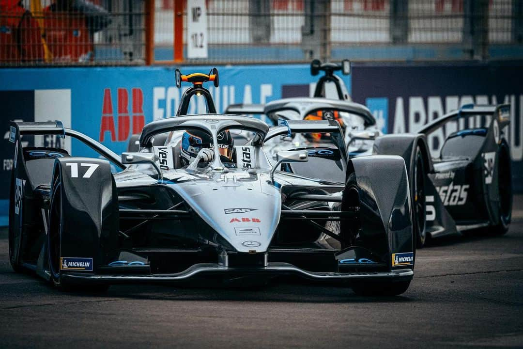 メルセデス・ベンツさんのインスタグラム写真 - (メルセデス・ベンツInstagram)「All set for the #SantiagoEPrix! @nyckdevries and @svandoorne will be starting from P8 and P9 on the grid. Good luck for the race, @mercedesbenzeqfe. ‪#wedrivethecity #ABBFormulaE #drivenbyEQ ‬」1月19日 1時34分 - mercedesbenz