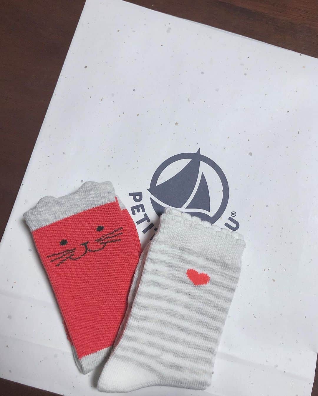 田中涼子のインスタグラム：「地元の友達から💕 プチバトーだぁ嬉しい〜💕 この本は電車やごはんやさん、静かに過ごしてほしいときに最適✨ さすが先輩ママ✨  杏ちゃんありがとう💕 友達の子どもちゃんに自分の子がくっついていってるのって不思議❣️ 面倒見てもらって母達は少しおしゃべりできました🥰」