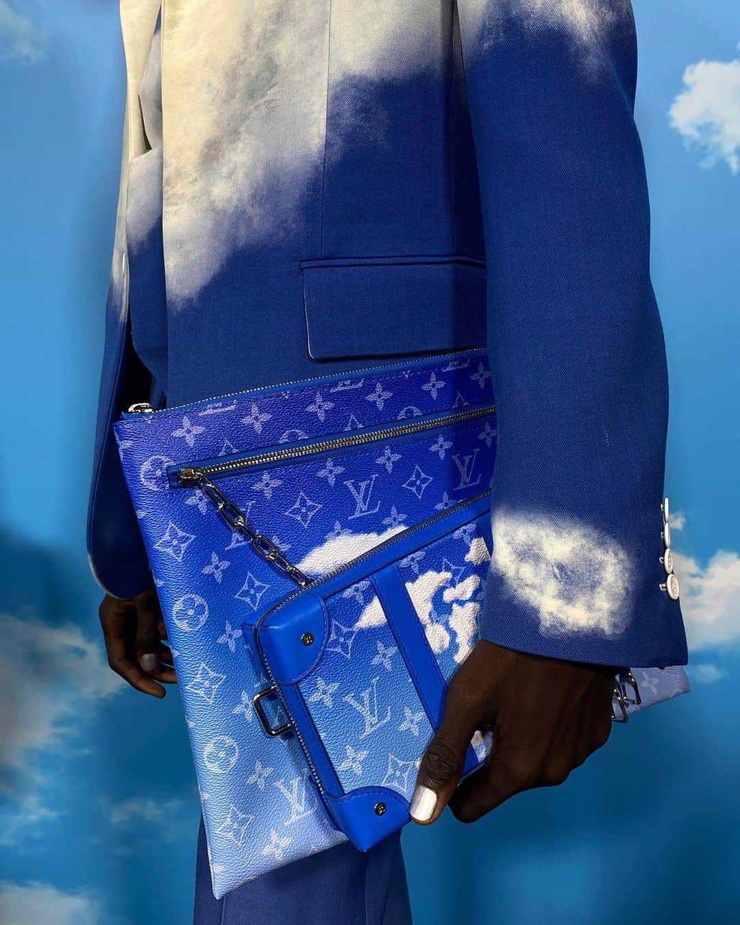 ルイ・ヴィトンさんのインスタグラム写真 - (ルイ・ヴィトンInstagram)「#LVMenFW20  Tweaked and twisted. A selection of bags from @VirgilAbloh’s latest #LouisVuitton collection. Watch the show on IGTV and at louisvuitton.com」1月19日 1時45分 - louisvuitton