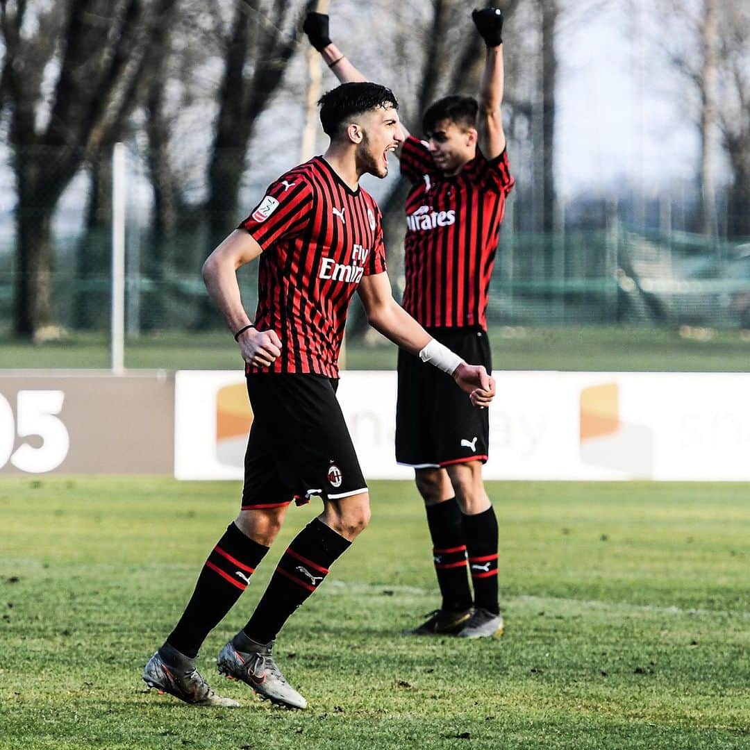 ACミランさんのインスタグラム写真 - (ACミランInstagram)「#MilanPrimavera 6️⃣ Pordenone 0️⃣ A massive afternoon for our young lads! ⚽️🔴⚫️ #MilanYouth #SempreMilan」1月19日 1時45分 - acmilan