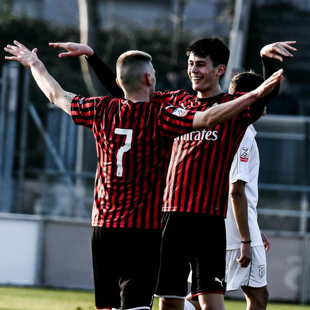 ACミランさんのインスタグラム写真 - (ACミランInstagram)「#MilanPrimavera 6️⃣ Pordenone 0️⃣ A massive afternoon for our young lads! ⚽️🔴⚫️ #MilanYouth #SempreMilan」1月19日 1時45分 - acmilan