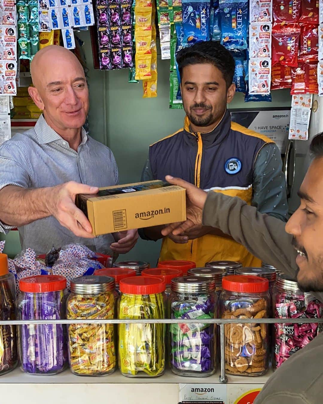 ジェフ・ベゾスのインスタグラム：「Amazon partners with thousands of kirana stores all over India as delivery points. It’s good for customers, and it helps the shop owners earn additional income. Got to visit one in Mumbai. Thank you, Amol, for letting me deliver a package. #MSME」