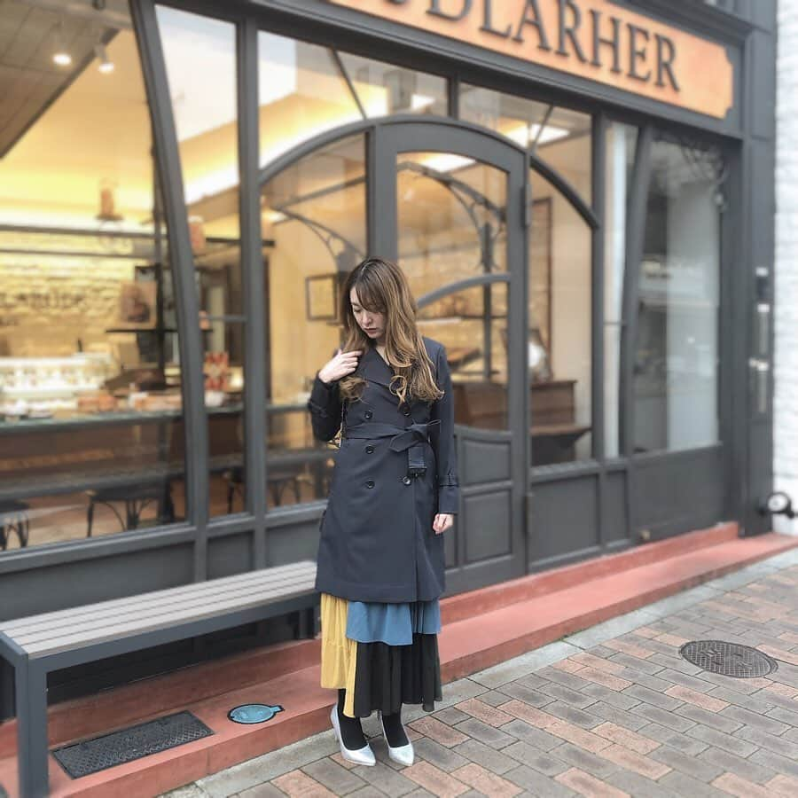 菊池かなこさんのインスタグラム写真 - (菊池かなこInstagram)「. 👗𝑓𝑎𝑠ℎ𝑖𝑜𝑛👠 ! ネイビーの服はあまり選んだことが無いけど ミドル丈の本格的なトレンチコートに挑戦🧥 . 撥水加工なので雨の日も着やすいし 中は取り外し出来るカルゼライナー付いているので この時期暖かい日にはもう活躍してます✨ . @milulu_official フォーマルに使えるアイテムが沢山ありました☺︎ . ୨୧┈┈┈┈┈┈┈┈┈┈┈┈┈┈┈┈┈୨୧ #milulu #トレンチコート #ママコート #ライナー付きトレンチコート #pr #コラボベース #fashion#ファッション#ootd#いつコ #スカートコーデ#平均身長コーデ#ootd #fashion#ファッション#codenate #プチプラ#プチプラコーデ#code #今日のコーデ#アラサーコーデ #スカートコーデ#大人コーデ#30代コーデ」1月18日 16時46分 - canana_kanako