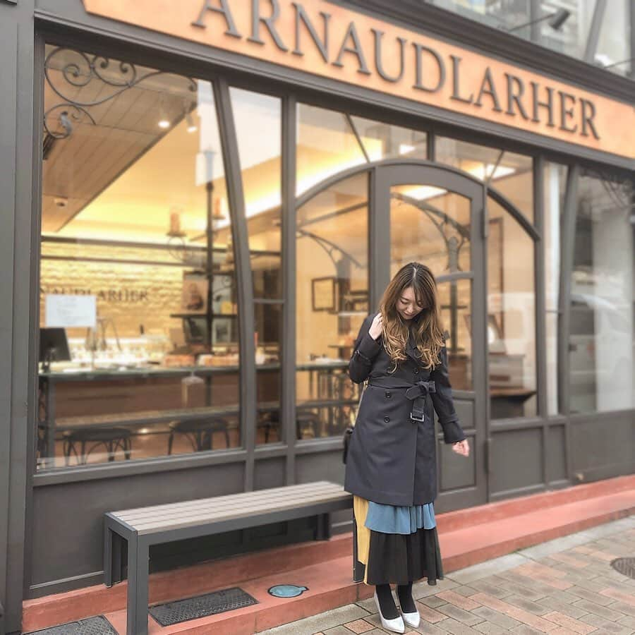 菊池かなこさんのインスタグラム写真 - (菊池かなこInstagram)「. 👗𝑓𝑎𝑠ℎ𝑖𝑜𝑛👠 ! ネイビーの服はあまり選んだことが無いけど ミドル丈の本格的なトレンチコートに挑戦🧥 . 撥水加工なので雨の日も着やすいし 中は取り外し出来るカルゼライナー付いているので この時期暖かい日にはもう活躍してます✨ . @milulu_official フォーマルに使えるアイテムが沢山ありました☺︎ . ୨୧┈┈┈┈┈┈┈┈┈┈┈┈┈┈┈┈┈୨୧ #milulu #トレンチコート #ママコート #ライナー付きトレンチコート #pr #コラボベース #fashion#ファッション#ootd#いつコ #スカートコーデ#平均身長コーデ#ootd #fashion#ファッション#codenate #プチプラ#プチプラコーデ#code #今日のコーデ#アラサーコーデ #スカートコーデ#大人コーデ#30代コーデ」1月18日 16時46分 - canana_kanako