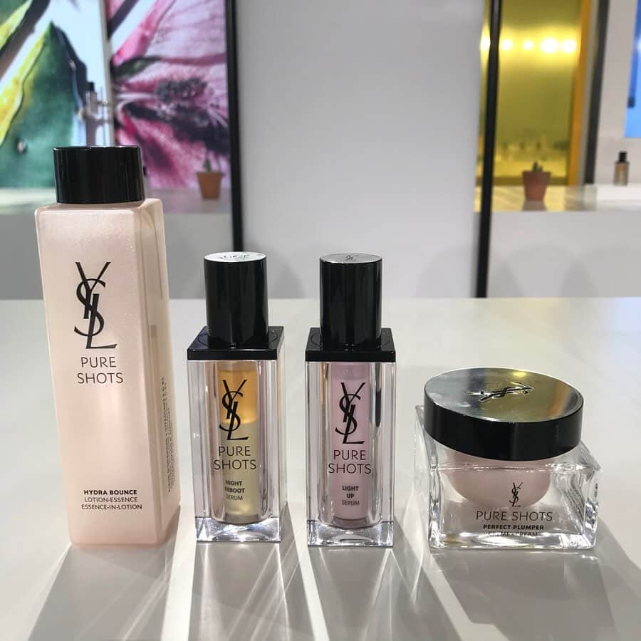 三戸なつめさんのインスタグラム写真 - (三戸なつめInstagram)「YSL BEAUTY “PURE SHOTS” LAUNCH EVENTに行ってきました♡ 自然とカラフルに囲まれた会場が本当に素敵だったなぁ。 イヴ・サンローランが愛したモロッコ、いつか行ってみたい。 それから肌診断もしてもらいました！ 26歳！とりあえず一安心！笑 自分のお肌の事を診断してもらってわたしに合う美容液を教えてもらいました！ もうすぐ30歳だから本腰入れて頑張りましょうね私！！笑 @yslbeauty  #mito_natsume #ピュアショット #ピュアショットナイトセラム」1月18日 16時47分 - mito_natsume