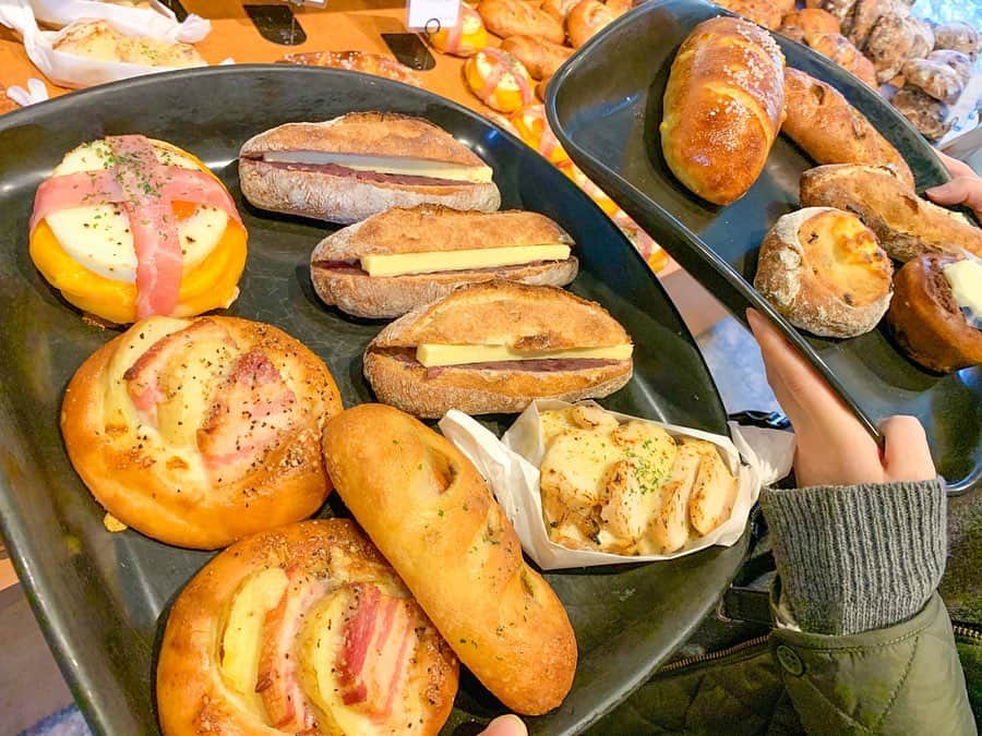 松山愛里さんのインスタグラム写真 - (松山愛里Instagram)「. 糸島に行った時に立ち寄った 家族お気に入りのパン屋さん🍞🥖 私の大好きなハード系パンがズラリと並んでた〜☺️ あんバター、ベーコンエッグ、柚子胡椒フランク、 コーンパン、どれも美味しかったなぁ🍳🌽 ハード系が多いですが中はもっちりしていて 食感も良かったです😋  どこかに出かけると必ずパン屋さんに寄るのがお決まり。それだけパン好き家族なので、 買う量がいつもすごいです👨‍👩‍👧‍👧🥐🧡笑 #ブランジュリノアン#糸島#福岡#パンスタグラム#bread#bakery#アイリーンのパン屋巡り」1月18日 16時56分 - airi__matsuyama