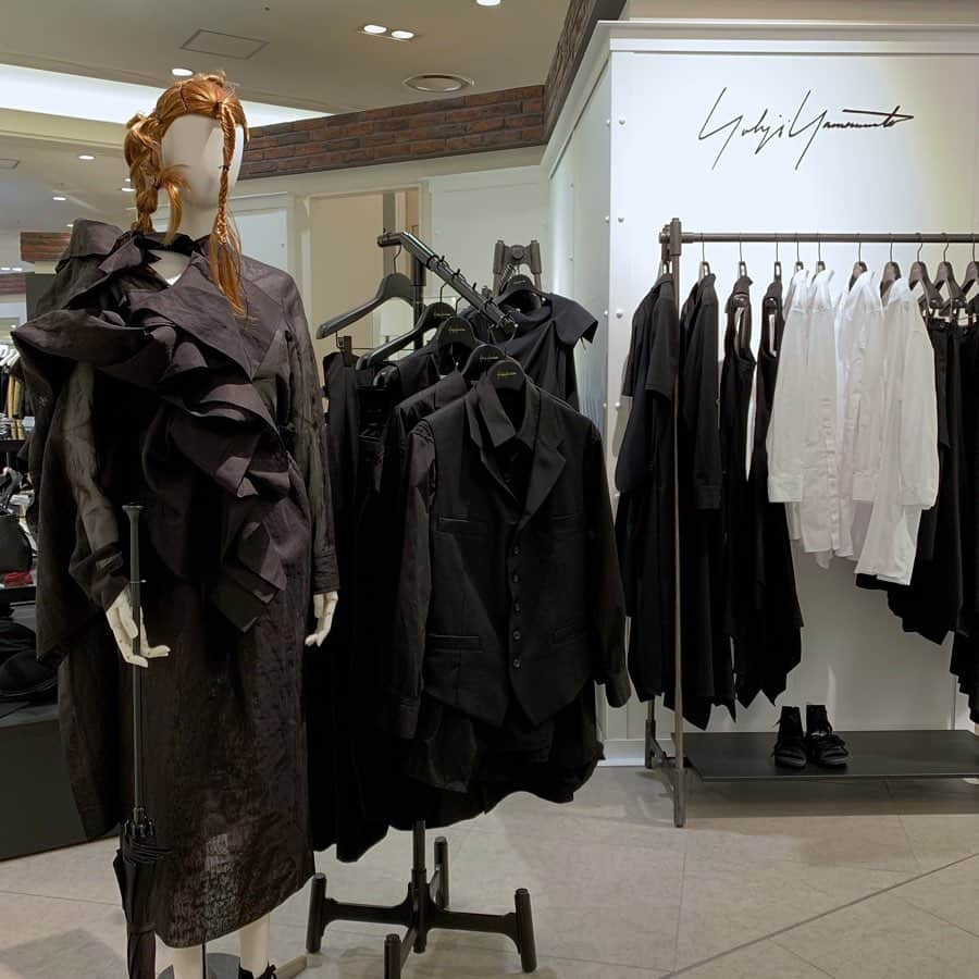 HANKYU.MODEさんのインスタグラム写真 - (HANKYU.MODEInstagram)「Yohji Yamamoto 2020 Spring & Summer Collection At 3F MODE  #Hankyu #HANKYUMODE #umedahankyu #阪急うめだ本店 #うめだ阪急 #阪急百貨店 #osaka #umeda #mode #yohjiyamamoto #ヨウジヤマモト #dress #ドレス #新作 #新作入荷 #ss新作 #ss20 #2020sscollection」1月18日 17時00分 - hankyumode