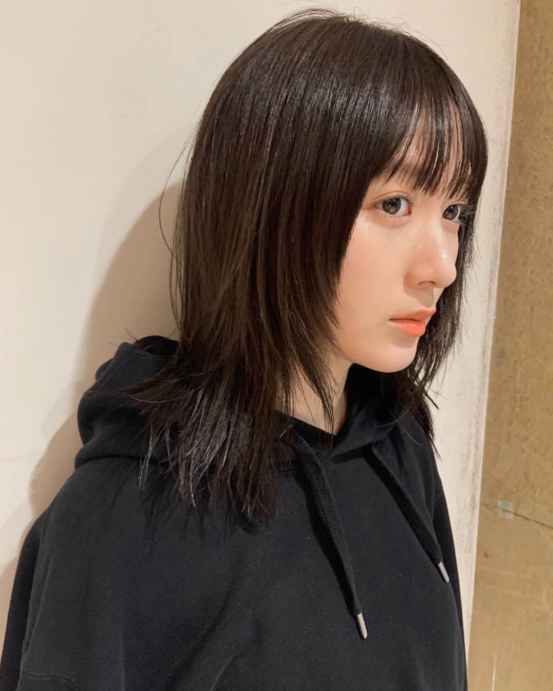 大島涼花のインスタグラム：「@le_tournesol10 さんのところで カラーとカットを✂️ 髪の毛生き返りました、 そしてメイクもしてもらっちゃって マスカラよくみるとグリーンなんだよ〜」