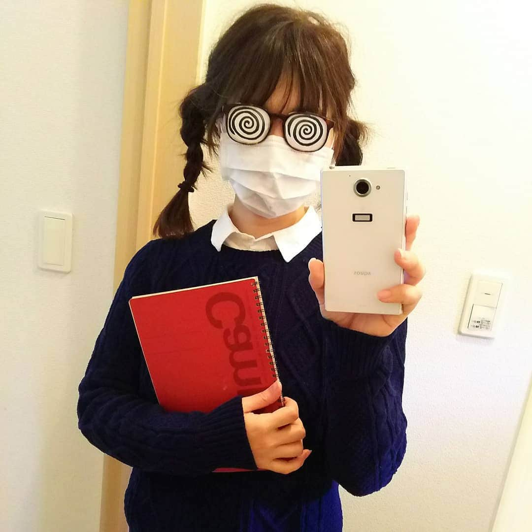 sweet_strawberryさんのインスタグラム写真 - (sweet_strawberryInstagram)「🎓📕【#頑張れ受験生 】👓 ✏️超まじめっ子【丸尾くんの女バージョンか？】 #猛勉強#必勝 👓#瓶底メガネ #昭和レトロ#ノスタルジー #真面目#イメージ#アニメキャラ こんな奴いそう。 #ボサボサ#みつあみ#ツインテール #なりきり#変装#コスプレイヤー 小道具#キャンパス #伊達眼鏡#いたずら書き#変顔#マスク#自撮り」1月18日 17時11分 - sweet_strawberry