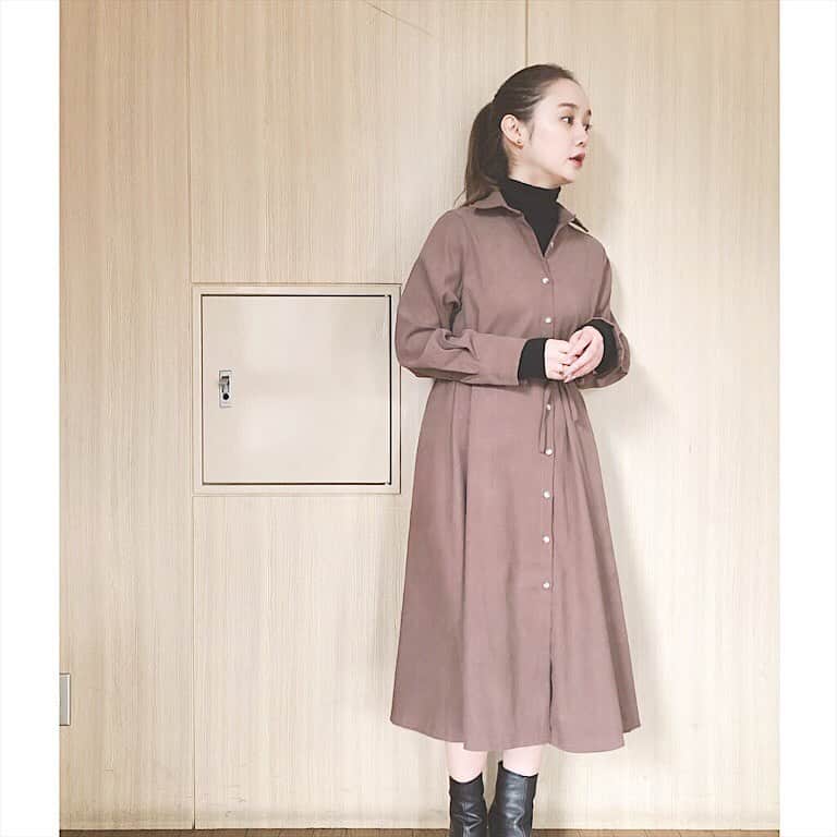 西本早希のインスタグラム：「・ 大人っぽく着れるカラーの シャツワンピース 🍂! 生地も しっかりめ 👀! 今日 寒すぎて タートル合わせ 🐢! ウエストの紐をはずすと ゆるっとも着れたり  羽織りっぽくも着れて 💯! @fifth_store ・ ・ ・ #フィフス #fifth #fifthtl #カジュアル #2wayフロント釦ロングシャツワンピース  #ワンピース#平均身長コーデ#ワンピースコーデ」
