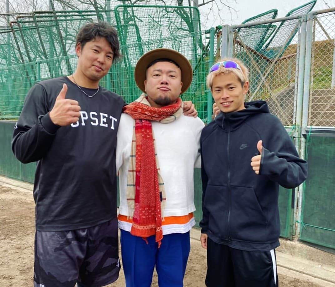 HIPPYのインスタグラム：「左から♩  楽天イーグルス森原くん （山陽高校） 日本クラウンレコード HIPPY （崇徳高校） オリックスバファローズ山岡くん（瀬戸内高校）  広島出身のお2人の躍動！地元広島は元気もらってます お逢いできてとても光栄です そしてこの並び。めちゃ胸熱でキュンキュンです照  ご縁あって自主トレにおじゃまさせてもらいました その模様がテレビでオンエアー予定です  我慢できないのでSNSで小出ししちゃいますんで笑  #自主トレ  #楽天イーグルス  #森原康平  #オリックスバファローズ  #山岡泰輔 #日本クラウン  #HIPPY #君に捧げる応援歌  #広島テレビ  #テレビ派」