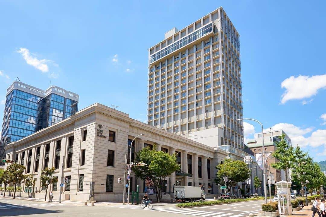 のインスタグラム：「. 「メンテナンスに伴う休館日のお知らせ」 平素よりORIENTAL HOTELをご利用賜り、誠にありがとうございます。 この度、ホテル館内のメンテナンスを行うため 1月20日〜23日につきましては下記営業時間にて営業いたします。 皆様には大変ご迷惑をおかけいたしますが、ご理解のほどお願い申し上げます。 . Notification of annual maintenance and safety inspection On behalf of all of us here at ORIENTAL HOTEL,  we would like to once again thank you for your continued patronage and support. ORIENTAL HOTEL will be undergoing its annual maintenance and safety inspection from January 20th through 23rd.  We deeply appreciate your support and understanding on this matter and look forward to having the pleasure of serving you again in the future. . Our business hours during this time period is listed as follows. . ■ 1月20日(月) エントランス / Entrance … 14:00 Close 宿泊 / Rooms … 13:00 Close レストラン / Restaurant … 10:30 Close (10:00 Food Out) カフェ・バー / Cafe & Bar … Close FROM WHERE I STAND … 13:00 Close ブライダル・宴会 / Bridal, Party … Close . ■ 1月21日(火)  全館休館 / All departments closed . ■ 1月22日(水) エントランス / Entrance … 08:00 Open  宿泊 / Rooms … Close レストラン / Restaurant … Close カフェ・バー / Cafe & Bar … Close FROM WHERE I STAND … Close ブライダル / Bridal … Close 宴会 / … 通常営業 . ■ 1月23日(木) エントランス / Entrance … 08:00 Open 宿泊 / Rooms … 10:00 Open レストラン / Restaurant … 11:30 Open カフェ・バー / Cafe & Bar… 11:30 Open FROM WHERE I STAND … 10:00 Open ブライダル・宴会 / Bridal, Party … 通常営業」