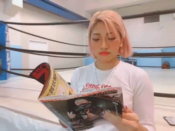 のインスタグラム：「Hana shares her thoughts on Giulia after finding her in the new @weekly_pro_wrestling! They meet again tomorrow at Korakuen Hall! . . #hanakimura #木村花 #stardomwrestling #wwrstardom #tokyocybersquad #tcs #terracehouse #wrestle1 #w1 #oedotai #wrestling #womenswrestling #prowrestling #wwe #roh #njpw #japan #lucha #luchalibre #wrestlingfan」