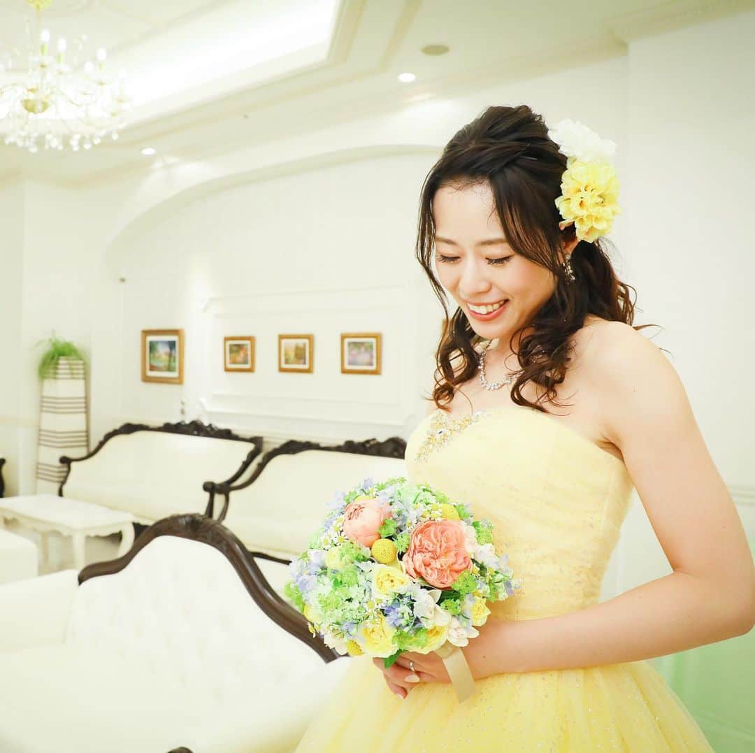 ホテルモントレ ラ・スール大阪ウエディングのインスタグラム：「@lasoeurosaka_wedding カラードレスでも写真撮影♡ . . . #モントレ花嫁 #ホテルモントレラスール大阪  #モントレウェディング #モントレ #モントレラスール大阪 . . #dressy花嫁  #marry花嫁  #プレ花嫁 #卒花嫁 #全国の花嫁さんと繋がりたい  #weddingdress #takamibridal  #wedding #結婚式 #ホテル婚 #ブライダルフェア」