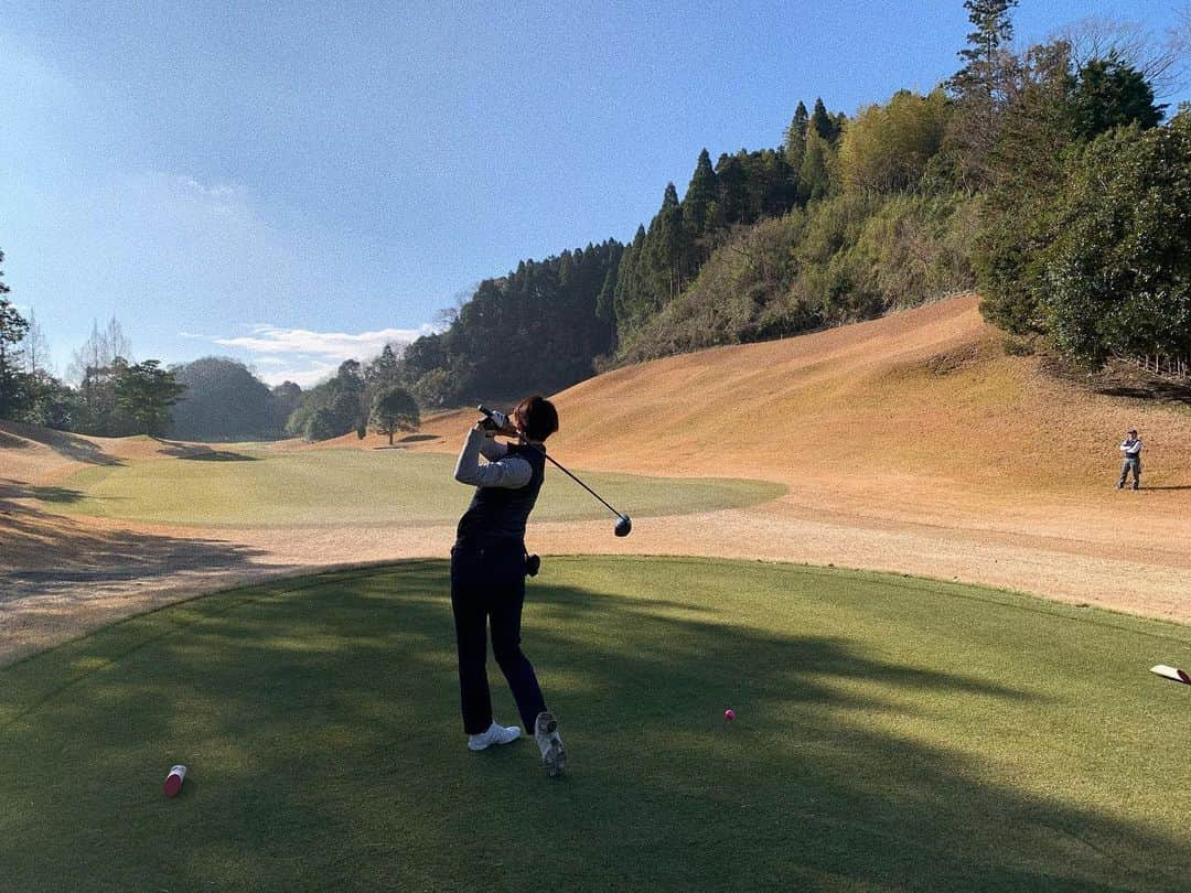 中村優さんのインスタグラム写真 - (中村優Instagram)「最近毎日夢の中でゴルフしてる🏌️‍♀️そういえば年始初のゴルフで初バーディ取れました✨❤️すごいはしゃいじゃった！！！6回目のラウンドで🔴106だったので、100切りが見えてきました🤩 最近は、ドライバー&4W&7UTがとても調子良く、アイアン＆ウェッジがダメになってしまったので(ちょっと前までは逆だった)…練習頑張ります✨🏌️‍♀️ だからか、夢の中ではずっとアプローチ振ってた🤣笑 パターは最初がひどかったから、それに比べるとだいぶ良くなってきた👍#ゴルフ#ゴルフ初心者#女子ゴルフ#優golf」1月18日 17時46分 - nkmr_yu