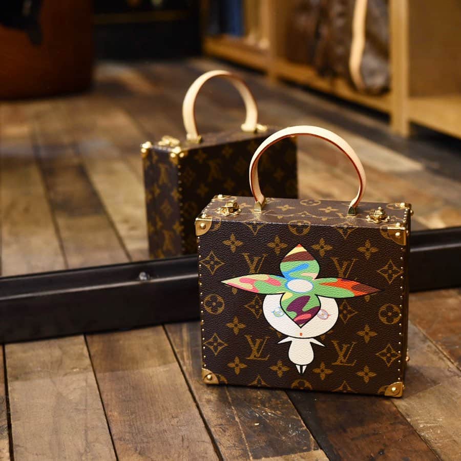 Vintage Brand Boutique AMOREさんのインスタグラム写真 - (Vintage Brand Boutique AMOREInstagram)「Louis Vuitton x Murakami Jewelry Case  Free Shipping Worldwide✈️ DM for more information ≫ ≫ ≫✉️ info@amorevintagetokyo.com  #ヴィンテージ #ルイヴィトン  #ヴィンテージヴィトン  #ヴィンテージブランドブティック #アモーレ #アモーレトーキョー #表参道 #青山 #東京 #hermes #vintage #vintageLV #LVvintage#amoretokyo #amorevintage #vintageshop  #amoregentleman #アモーレジェントルマン」1月18日 17時53分 - amore_tokyo
