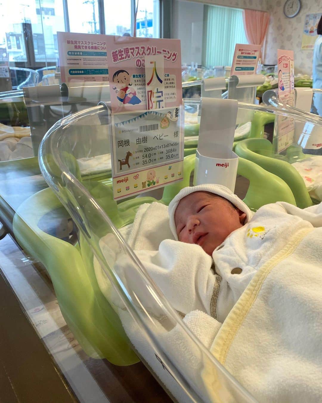 岡根直哉のインスタグラム：「1月13日  元気な男の子が産まれてきてくれました👶🏾 陣痛から出産まで2人の命をかけた頑張りに涙し 産まれてからは嬉し涙の、泣きっぱなしの1日でした。  父にしてくれた妻と息子、ほんまにありがとうおおきに。  息子、でっかくなれよ。 .  #ミルクあげただけで泣いてもた #身長でけえ #出生体重は父の勝ち #父は4418g #ウチナーンチュ  #幸 #愛」