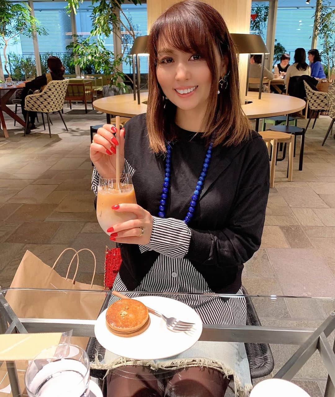 のインスタグラム：「こんばんは♡ おつかれさま♡ ・ カットソーの裾と袖がストライプのシャツがドッキング💕 最近こんなデザイン多いね！ 薄手だから春まで着れる✊ ・  @meui.official ・ ・ #RAUCAFE ・ ・  tops @meui.official  new✨ pierce  @amitiecredirdesign  new✨ denim  #madisonblue ・ #京都カフェ#カフェ巡り#ストライプ#カフェラテ#クッキー#塩キャラメル#スイーツ巡り #デニム#デニムコーデ#大人カジュアル#カジュアルファッション#ファッション#コーデ#いつもありがとう#3時のおやつ#おやつの時間#fashion#Cafe#Kyotocafe#instacafe#coffee」