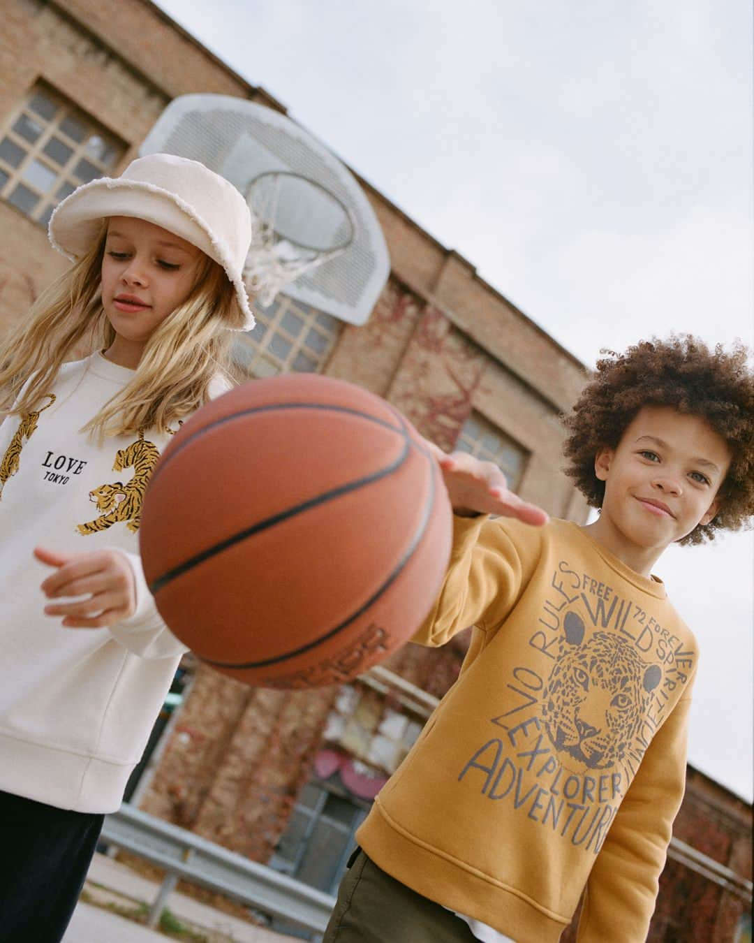 MANGOさんのインスタグラム写真 - (MANGOInstagram)「The After-School Club | When the ring bells and class finishes, it’s time to play with friend! Basketball, skateboarding or just running feel twice as good when practised in a team. #MangoKids #MangoCollection」1月18日 18時00分 - mango