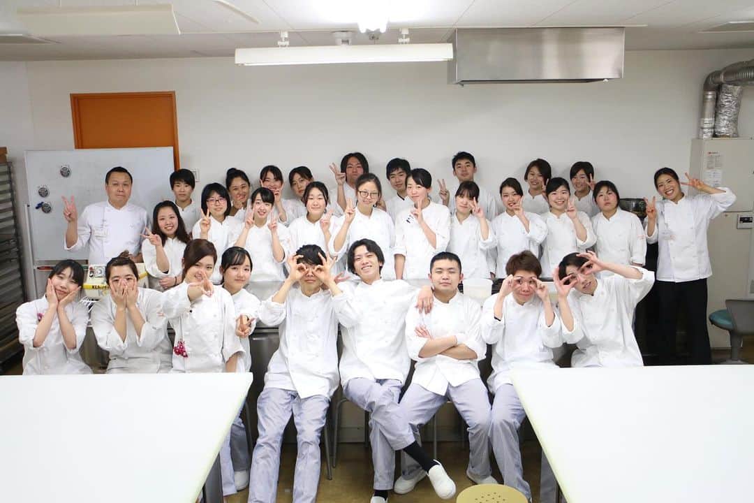 神戸製菓専門学校（公式）さんのインスタグラム写真 - (神戸製菓専門学校（公式）Instagram)「🌈卒業制作展🌈 1年間もしくは2年間の集大成、卒業制作展が行われました😆  卒業制作展では各学科で1年間学んだり、研究したことの展示、発表を行います📝  各学科の作品等は後日、順番にUPしていきますのでお楽しみに❗️😉 最後はみんなで集合写真📸✨ #神戸製菓 #神戸製菓専門学校 #卒業制作展 #製菓 #パティシエ #ブーランジェ パン職人 #神戸 #三ノ宮 #三宮 #お菓子作り #パン作り #1年間の集大成 #皆さん、お疲れ様でした #pattistagram2020」1月18日 18時01分 - kobeseika_info