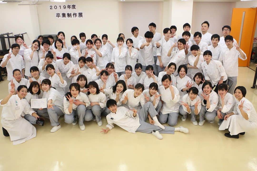 神戸製菓専門学校（公式）さんのインスタグラム写真 - (神戸製菓専門学校（公式）Instagram)「🌈卒業制作展🌈 1年間もしくは2年間の集大成、卒業制作展が行われました😆  卒業制作展では各学科で1年間学んだり、研究したことの展示、発表を行います📝  各学科の作品等は後日、順番にUPしていきますのでお楽しみに❗️😉 最後はみんなで集合写真📸✨ #神戸製菓 #神戸製菓専門学校 #卒業制作展 #製菓 #パティシエ #ブーランジェ パン職人 #神戸 #三ノ宮 #三宮 #お菓子作り #パン作り #1年間の集大成 #皆さん、お疲れ様でした #pattistagram2020」1月18日 18時01分 - kobeseika_info