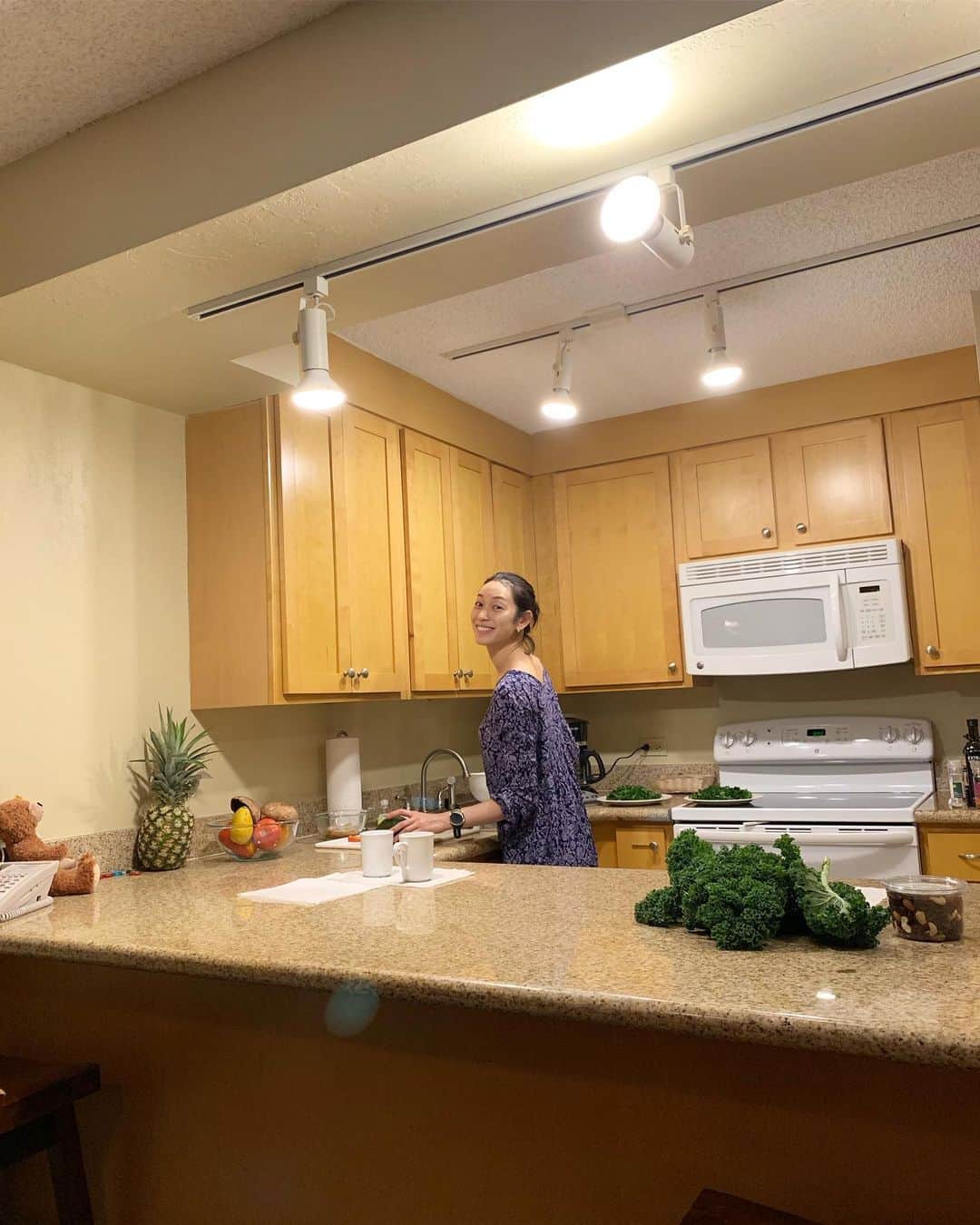 熊澤枝里子さんのインスタグラム写真 - (熊澤枝里子Instagram)「地の物を食べるのも旅の楽しみのひとつ。 キッチンが広かったので、せっかくならcook🍳 ・ ・ ・ #旅クマ子 #maui #hawaii」1月18日 18時05分 - kumazawa_eriko