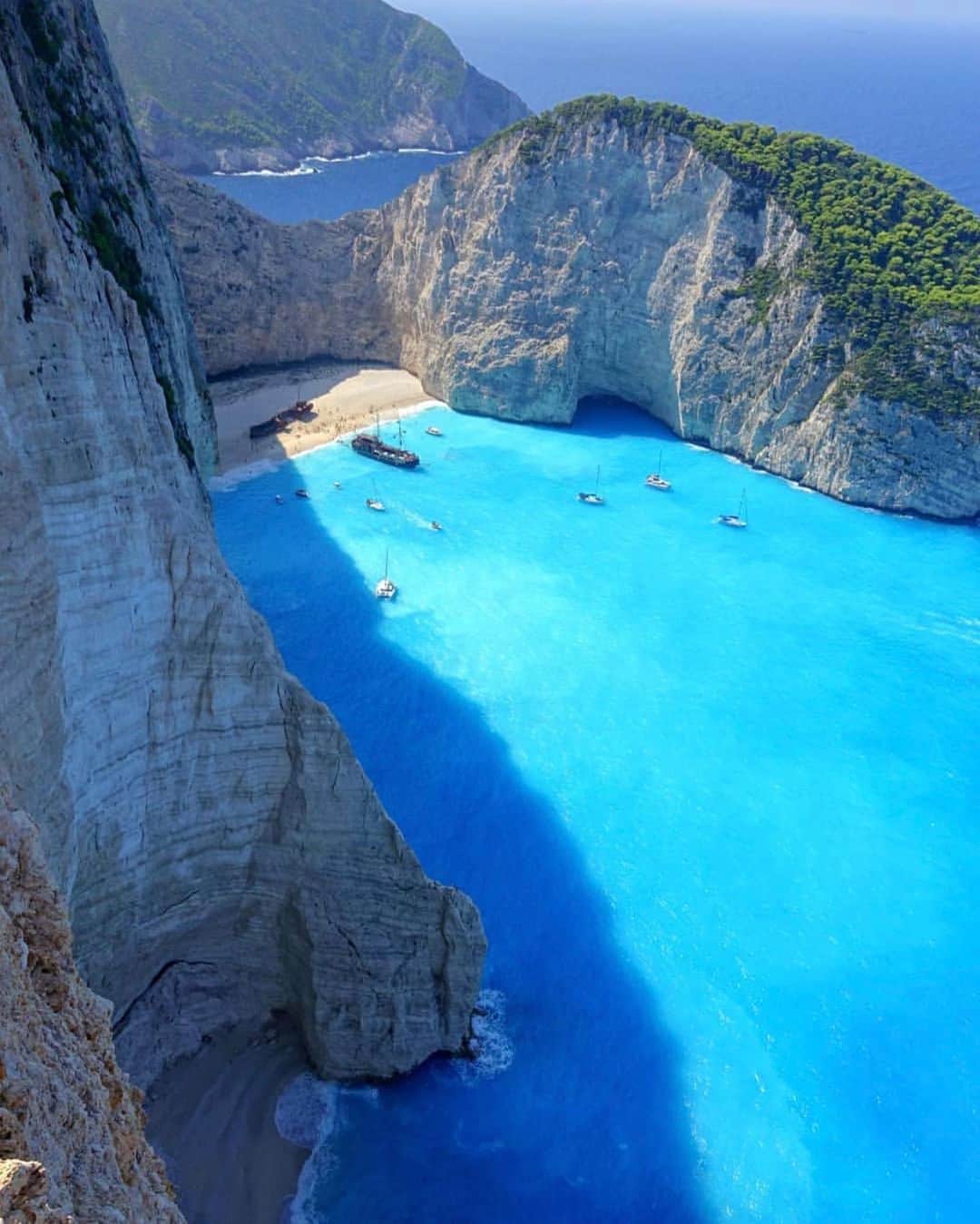 bestvacationsのインスタグラム：「Dreaming of Summer 🌊 Tag who you’d explore Greece with! By @mixtita #BestVacations」