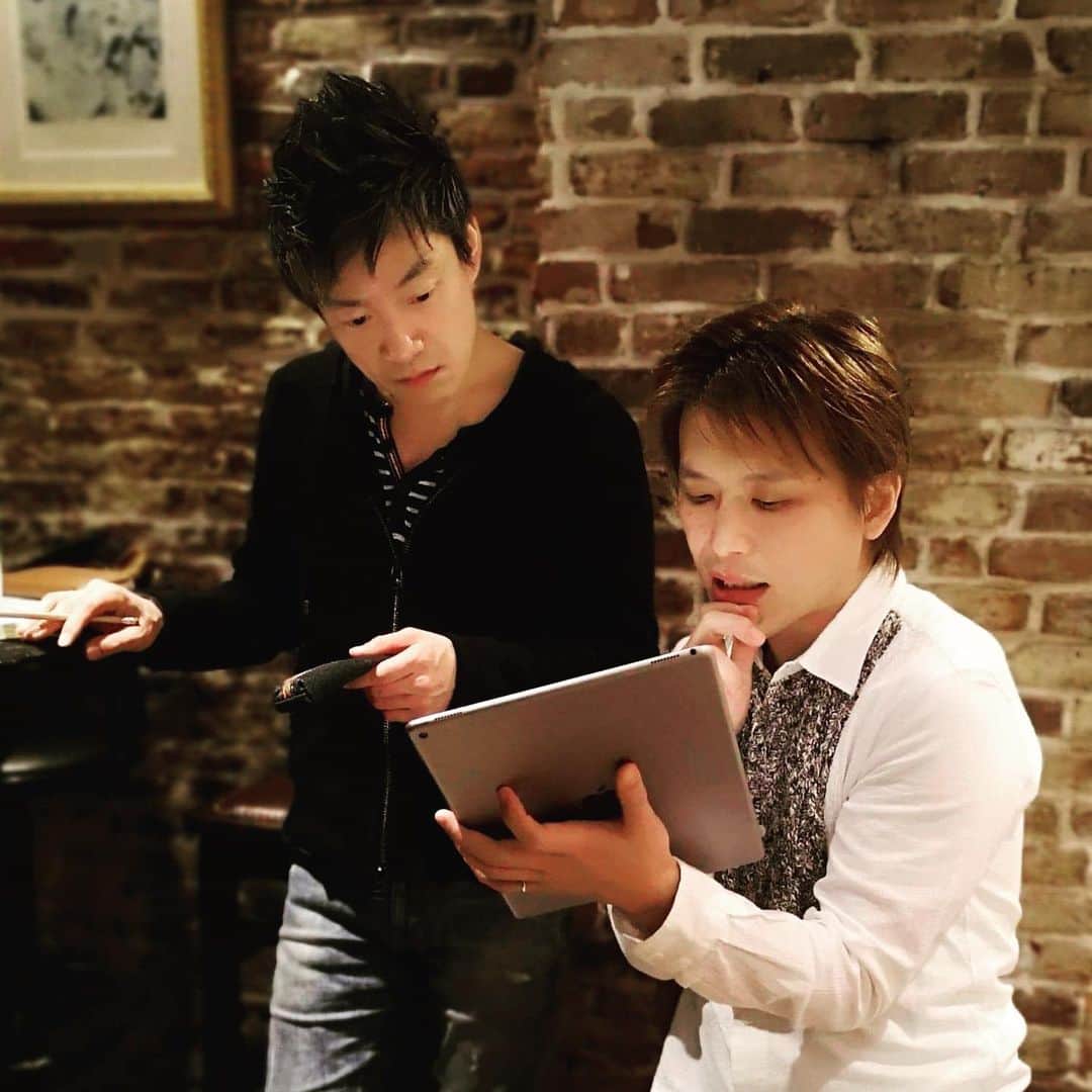 ただすけのインスタグラム：「終演後仕事してる風な２人。 次回の「ただまな」は３／17、運命的（デスティニー）な夜をお送りする予定（未定）です☺️ リハーサル見学もまたありますので、お時間ある方は是非お待ちしています。」