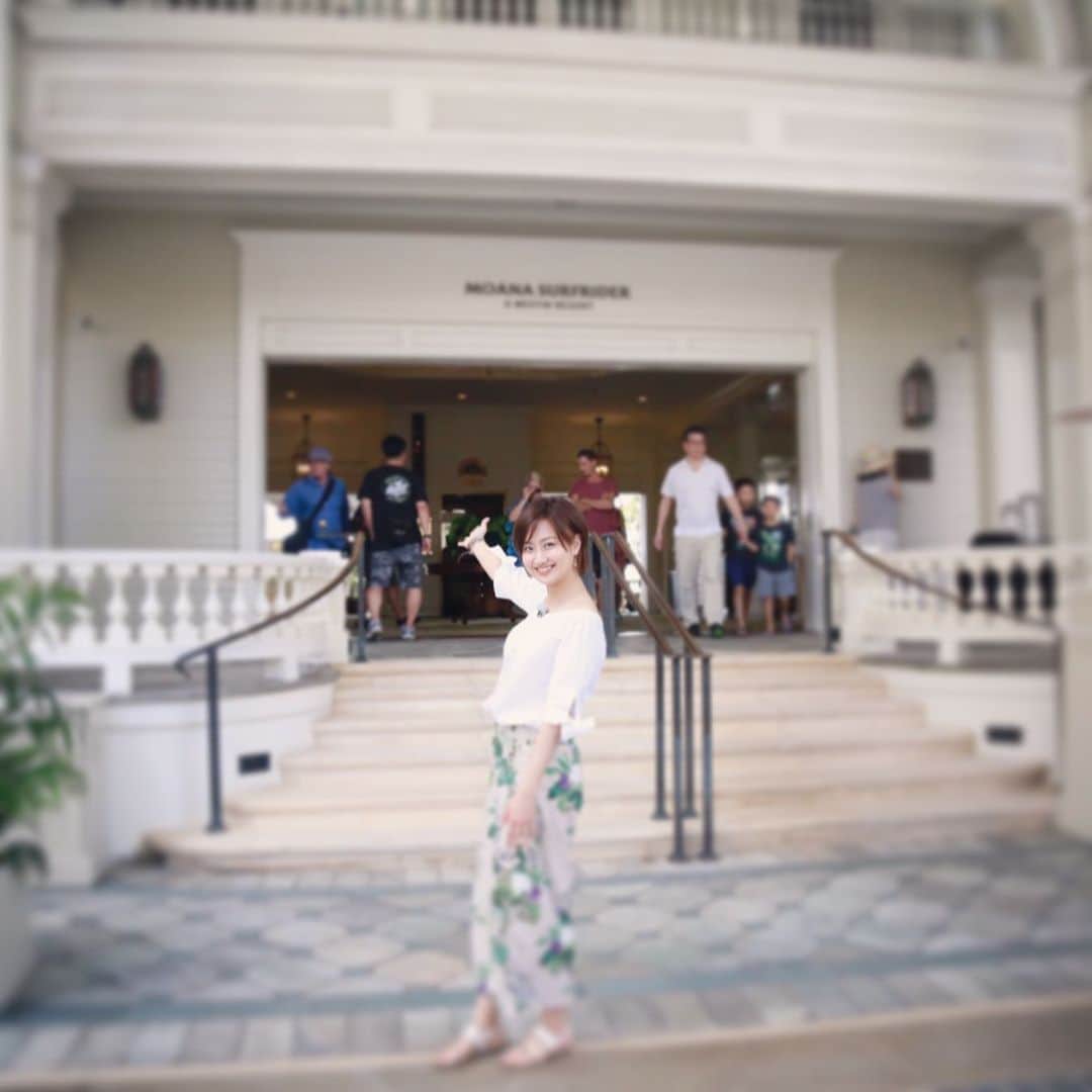 麻生夏子さんのインスタグラム写真 - (麻生夏子Instagram)「ハワイの時の投稿。﻿もう去年の春のことですが。 ﻿ このホテル本当にかわいいの。﻿ そして、いい風が通るんだよねええ…﻿ ﻿ アフタヌーンティーも頂いたのですが、めちゃくちゃ豪華でしたw﻿ 昼からしゅわしゅわ…😂﻿ ﻿ あー、ハワイ行きたいなあ。﻿ ﻿ 私が写っている写真は @shori_hawaii が撮ってくれました✨✨✨ ﻿  #hawaii #waikiki #hawaiinstagram #honolulu  #ハワイ #ワイキキ #ハワイ旅行 #ハワイ好きな人と繋がりたい #ハワイ情報 #モアナサーフライダー #moanasurfrider」1月18日 18時21分 - natsukoaso0806