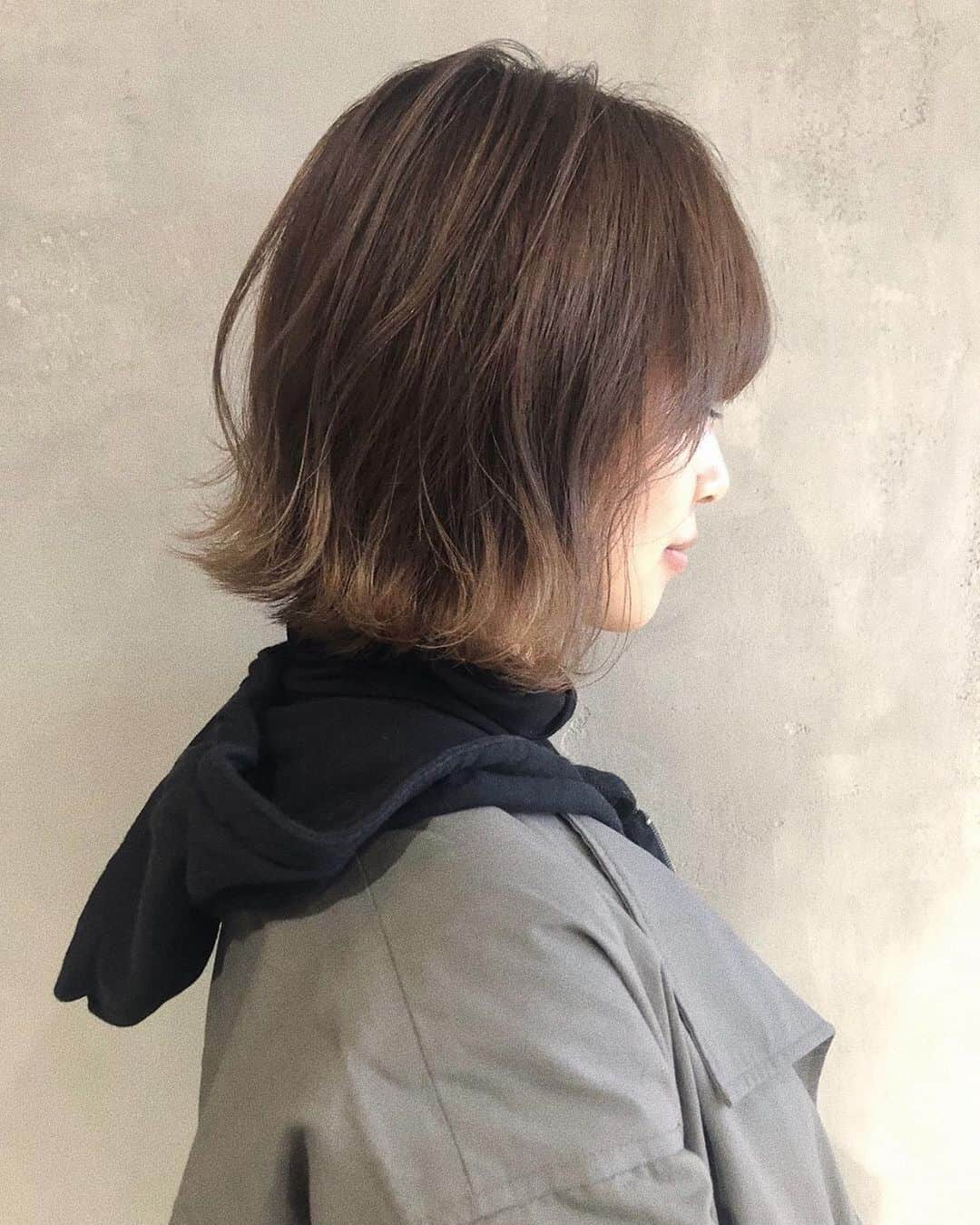 小山田早織さんのインスタグラム写真 - (小山田早織Instagram)「ヘアメンテナンス✂️﻿﻿ ﻿﻿ 4枚め📽ALBUMのなつみさん直伝の﻿﻿ 巻き方動画もお届けします🤳﻿﻿ ﻿﻿ いつもは細かいハイライトを入れてますが、﻿﻿ 今回ははじめてのグラデーションハイライト﻿﻿ というものを入れてからカラーしました✨﻿﻿ ﻿﻿ 自然光の下での色味が透明感たっぷりで﻿﻿ お気に入りですっ☺️﻿﻿ ﻿﻿ 傷んだ毛先も切ってすっきり🧚🏻‍♂️﻿﻿ ﻿﻿ ﻿ @album_natsumi 💇🏻﻿ ﻿ 今日は取材や撮影をつめつめの1日📸﻿ 雪の中、外ロケも乗り切りました❄️✨﻿ ﻿ ﻿﻿ ⚠️動画の笑い方が我ながら気持ち悪い笑い方で🙍🏻笑⤵︎ なつみさんの価値あるお話だけを是非ご参考になさってください✨💇🏻🤲 #ボブ﻿#ヘアカラー#ハイライト﻿ #グラデーションハイライト ﻿﻿ #ヘアスタイル#haircolor#hairstyle」1月18日 18時21分 - saorioyamada