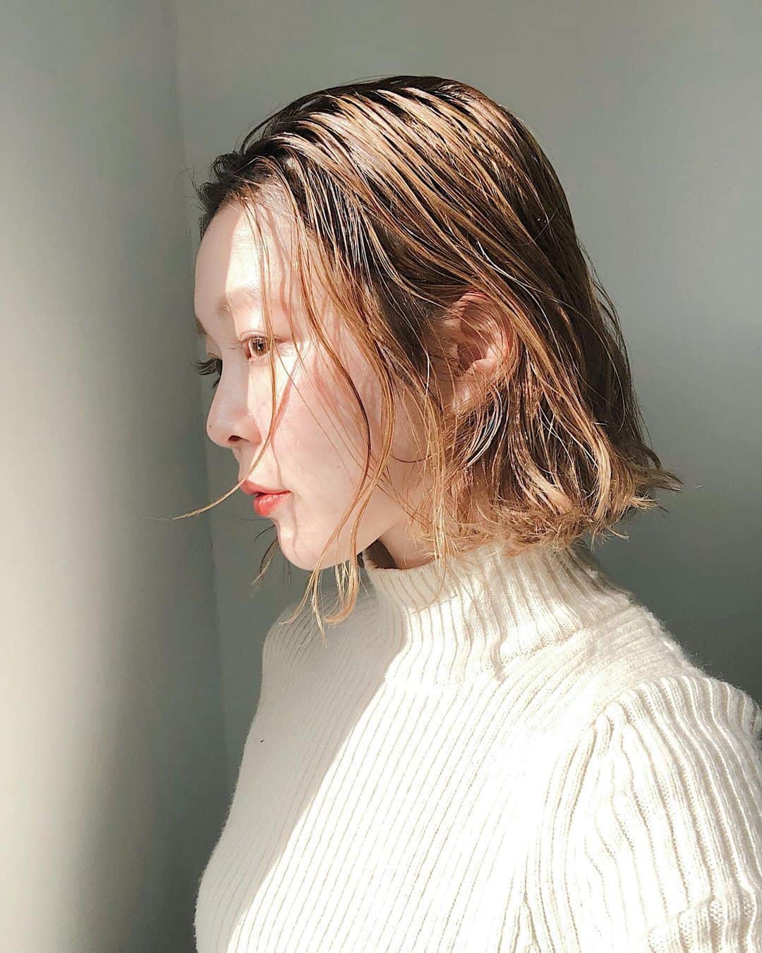 北岡りえさんのインスタグラム写真 - (北岡りえInstagram)「髪のハイライトがでてきて 褪色しても楽しめるのが嬉しい 🐏  明るくなってきたらリップは テラコッタみたいな @tomfordbeauty  に 🧡  #tomfordlipstick #terracotta #tomfordbeauty #haircolor」1月18日 18時21分 - rie_kitaoka