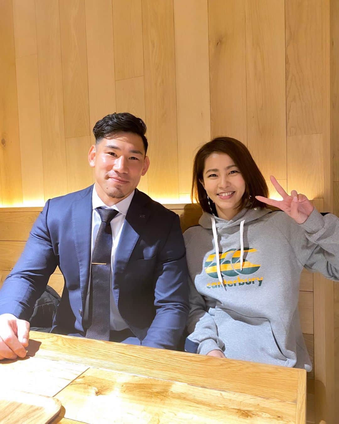 のインスタグラム：「ラグビー観戦にはいつもびっくりイベントが起きる🤩今回は…  観戦前に愛ちゃんと待ち合わせして軽くご飯食べながらサントリーの話しをしててちょうど中村選手の話をしてたあとに、本物の中村亮土選手 @bd_ryoto が現れてびっくりしすぎて大興奮！図々しくお写真撮ってもらいました☺️ . #ラグビー #ラグビー日本代表 #サントリーサンゴリアス #中村亮土 #rugby #ラグビートップリーグ #カンタベリー #Canterbury #ラグ女 #ちゃっかり大臣坂元 #坂元ラグビー観戦 #坂元スポーツ観戦記2020」