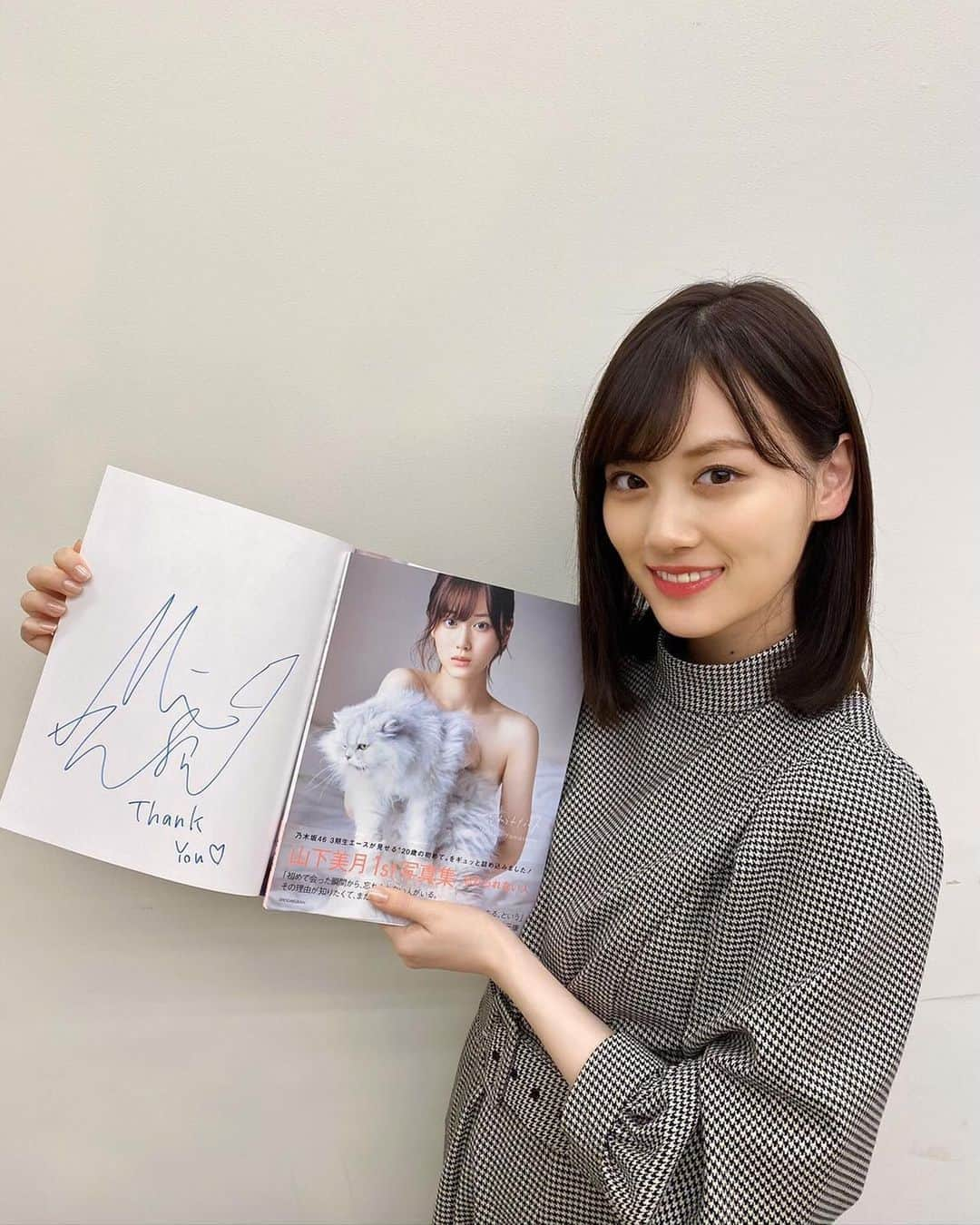 山下美月さんのインスタグラム写真 - (山下美月Instagram)「大量の写真集にひとつひとつサインを書いてくれた山下さん😊✨﻿ ﻿ 発売はいよいよ来週です💕﻿ たくさんの方に届きますように…🥰﻿ ﻿ #山下美月1st写真集﻿ #忘れられない人」1月18日 18時16分 - yamashitamizuki1st