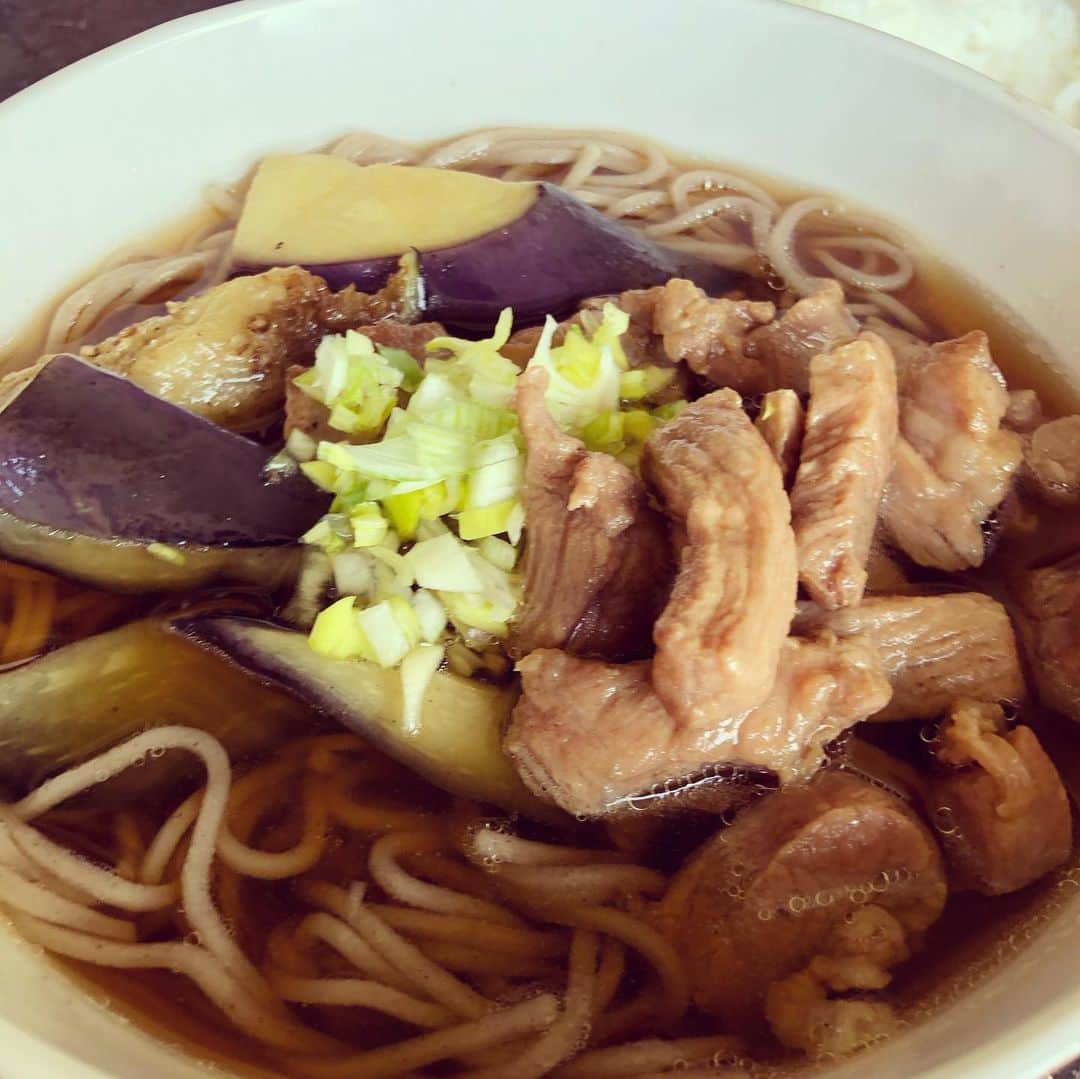 浜田雅功の旅日記さんのインスタグラム写真 - (浜田雅功の旅日記Instagram)「今朝の朝食は見習いに降格したアルバイト菊地君が瀬下料理長にチャンスを与えられ担当する事に。 果たして信用を取り戻す事はできるのか。 #2人の顔見て #芸人の顔やない #料理人 #チーモンチョーチュウ菊地  #天竺鼠瀬下 #ただ蕎麦めちゃうまビックリした #あれグランメゾン東京の人ですか 投稿者プラスマイナス岩橋」1月18日 18時19分 - hamachankyuzitsu