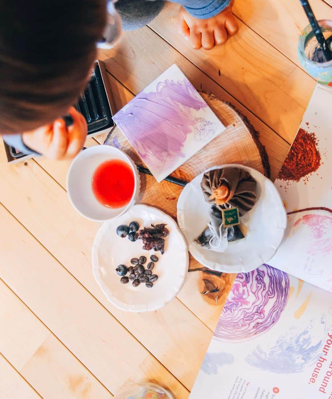 磯部映見さんのインスタグラム写真 - (磯部映見Instagram)「Our January Art Challenge 🎨Make marks with materials from around your house. ・ We love this wonderful art book called "Art Making with MoMA." This is what happened when my toddler son grabbed this book off the shelf and said "paint paint!!" Sure son, why not treat ourself with art💕#kidsart ・ 色の名前も言えるようになり、"Paint Time"が合言葉になってる長男との時間。　茹でたブルーベリーと、コーヒー豆と紅茶のパックで色を作って、(ブルーベリーは食べながら)・ キャンバスに描きたかったので、ベースカラーだけアクリルで塗ってから塗ると色が良い感じ。 珈琲の香りの作品ができました。 #こどもアート　#artmakingwithmoma  #foodart #おうちアート」1月18日 18時20分 - aimee_isobe