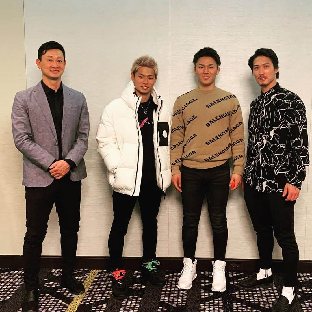 山本由伸のインスタグラム：「この前、マモさんに誘っていただいてトークショーに行きました✨ マモさんのトークがキレキレでした🙇‍♂️笑 駿太さんは渋くなってて山岡さんはチャラかったです。✨笑 来てくださった皆様本当にありがとうございました🙇‍♂️ もうすぐキャンプ！！🔥 #岸田護#後藤駿太#山岡泰輔#トークショー」