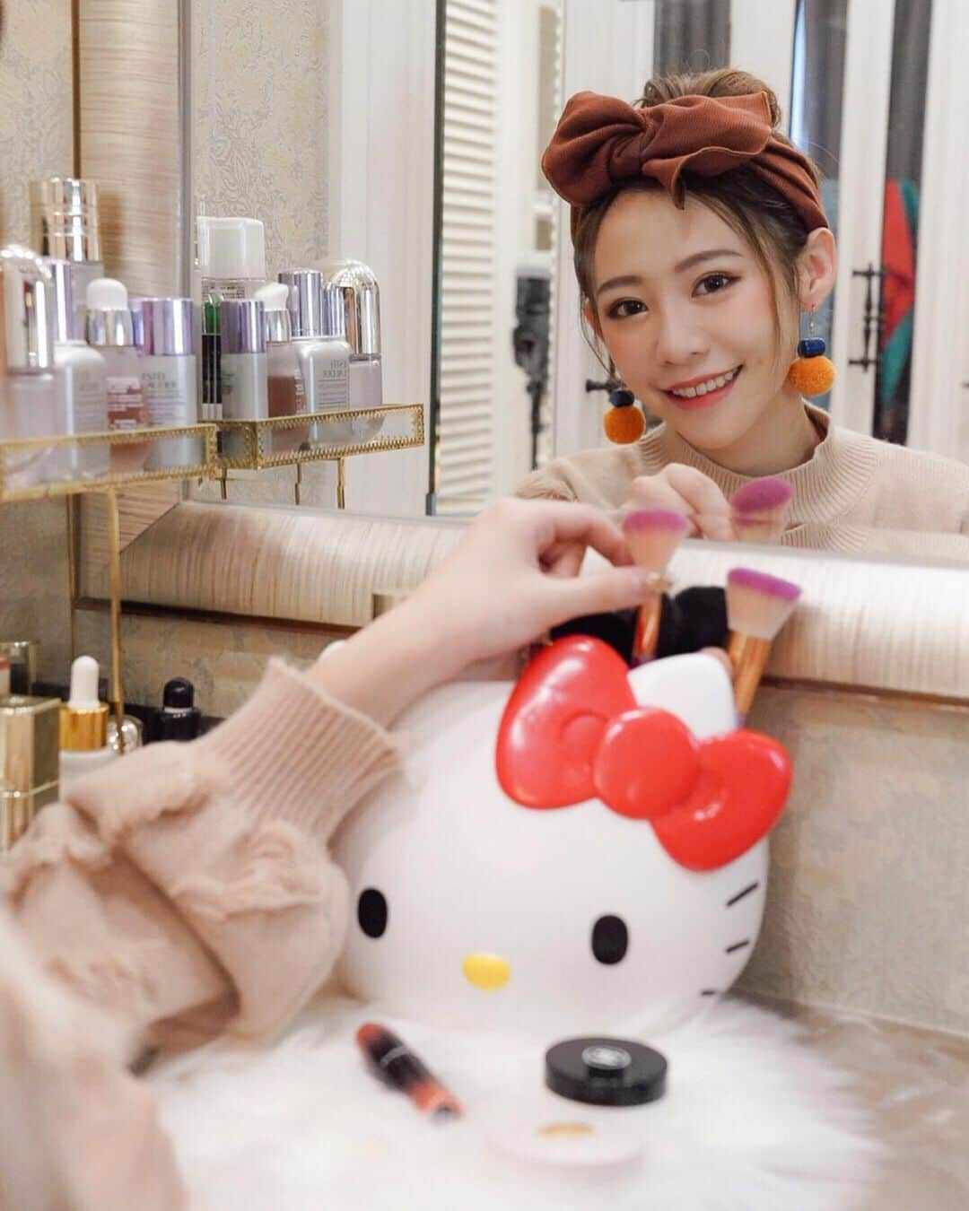 紀卜心さんのインスタグラム写真 - (紀卜心Instagram)「Hello Kitty 粉們～尖叫聲🤩﻿ #麥當勞 新推出Hello Kitty萬用置物籃!!!﻿ 現在不用找代購去新加坡或是泰國買了﻿ 台灣麥當勞今年也限量推出啦🎉🎉🎉肯定又要排隊搶一波了﻿ 真的會被Hello Kitty萌到瘋掉﻿ 而且它不只超級可愛，還超級實用！﻿ 平常除了擺著耍萌，還可以當我美妝小物的收納﻿ 加上手把外出郊遊還可提著當野餐籃﻿ 重點我超愛它的“車掛”的功能，坐在後座就可以開吃薯條了 也不怕可樂灑出來😆﻿ ﻿ 台灣麥當勞1/20 11:00開始販售 賣完為止 ﻿ 這麼欠買肯定要怒收一波呀﻿ 快tag你的朋友一起去搶購!!﻿ ﻿ #麥當勞#McDonalds #FeelGoodMoment #HelloKitty萬用置物籃」1月18日 18時27分 - eatzzz7