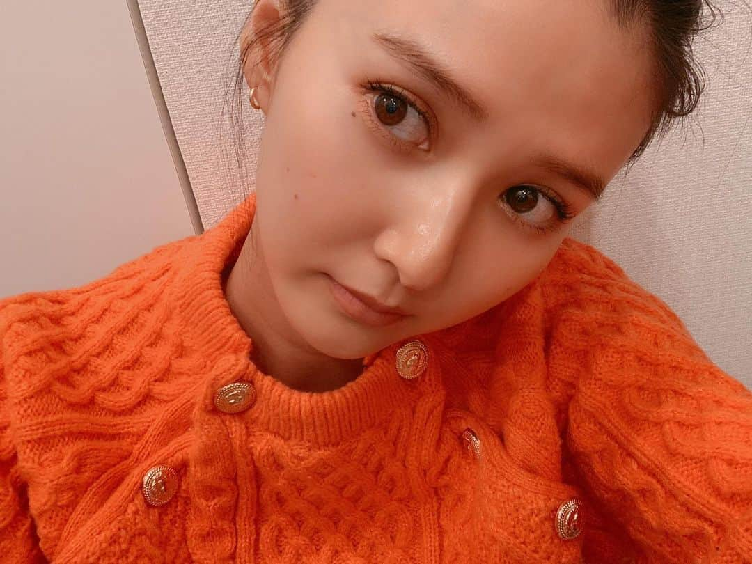 美優さんのインスタグラム写真 - (美優Instagram)「私服のオレンジニットに合わせて今日はオレンジのアイシャドウにしてみました😊 ・ ・ 本当はチークなんだけどね😎 アイシャドウとしても使ってるよ👁✨ ・ ・ 【私服】 クレジットはWEARに載せてるので気になる方はそちらをみてね▶︎▶︎▶︎▶︎ 【アイシャドウ】 RMK フェイスポップパウダーチークス　02 ソフトコーラル」1月18日 18時38分 - miyu11_20