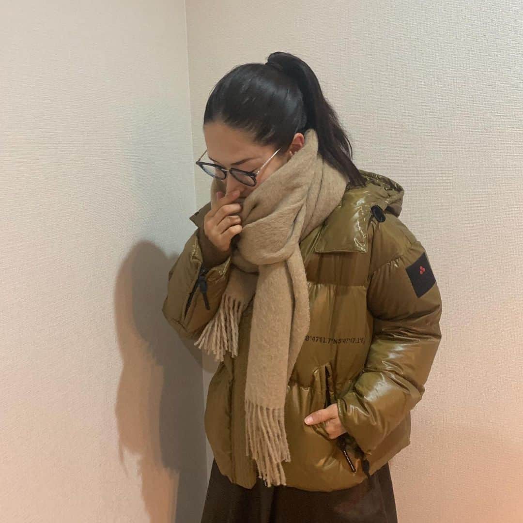 亀恭子さんのインスタグラム写真 - (亀恭子Instagram)「左胸に書いてあるこの場所、 気になって調べた。 . . . 58°47'01.7"N 5°41'47.1"E ダウンが必要な場所。そりゃそうか . . 今日は一日雨なので、 小一時間だけ、だけど お兄ちゃん接待でお台場のレゴランドへ。 . . 汗かきながら夢中で遊んでたw . . today's… #fashion #ootd #kkstyle #tokyo #kamescloset #jacket #peuterey #stole #asaucemeler #winter #january」1月18日 18時39分 - kame_kyo