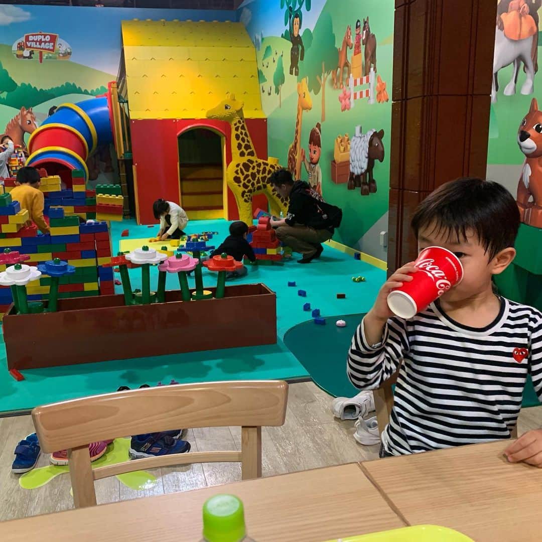 亀恭子さんのインスタグラム写真 - (亀恭子Instagram)「左胸に書いてあるこの場所、 気になって調べた。 . . . 58°47'01.7"N 5°41'47.1"E ダウンが必要な場所。そりゃそうか . . 今日は一日雨なので、 小一時間だけ、だけど お兄ちゃん接待でお台場のレゴランドへ。 . . 汗かきながら夢中で遊んでたw . . today's… #fashion #ootd #kkstyle #tokyo #kamescloset #jacket #peuterey #stole #asaucemeler #winter #january」1月18日 18時39分 - kame_kyo