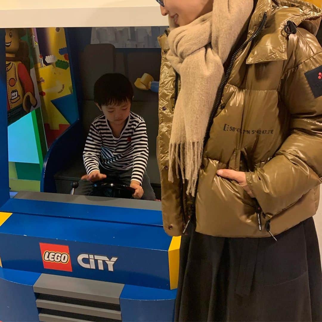 亀恭子さんのインスタグラム写真 - (亀恭子Instagram)「左胸に書いてあるこの場所、 気になって調べた。 . . . 58°47'01.7"N 5°41'47.1"E ダウンが必要な場所。そりゃそうか . . 今日は一日雨なので、 小一時間だけ、だけど お兄ちゃん接待でお台場のレゴランドへ。 . . 汗かきながら夢中で遊んでたw . . today's… #fashion #ootd #kkstyle #tokyo #kamescloset #jacket #peuterey #stole #asaucemeler #winter #january」1月18日 18時39分 - kame_kyo
