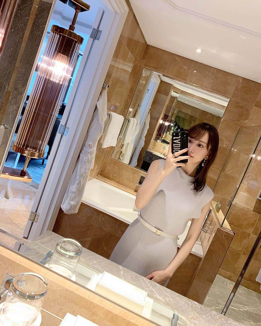 Yukiさんのインスタグラム写真 - (YukiInstagram)「🤳🏻🧳✈︎ ㅤㅤㅤㅤㅤㅤㅤㅤㅤㅤㅤㅤㅤ Four Seasons Hotel🏨 （オーチャード駅周辺はホテルが多く お買い物に便利な場所なのでおすすめ👌🏻） なにもかもがハイレベルで 落ち着き感が凄かったです☺️🌷 （とても静か。。） お部屋に感動…！インテリアも好みだし 大理石張りのフルサイズバスルーム🛁🧼 シャワーにベッドに枕も最高でした😭💕 日本人だからなのか浴衣まで😳 もちろんプールもありました。 ホテル内からショッピング街まで エアコン完備の通路があるから お肌が焼けることなく移動できるのも嬉しい。笑 ホテルには結婚式場もあり⛪️💍 ちょうど挙式が終わったところに遭遇👰🏼 会場が広そうですっごく素敵だったなぁ💐💕💕 ㅤㅤㅤㅤㅤㅤㅤㅤㅤㅤㅤㅤㅤ #singapore #fourseasons #fourseasonshotel #mercuryduo  #シンガポール旅行 #ゆき旅メモ  #フォーシーズンズ #フォーシーズンズホテル #海外ホテル #オーチャード #タビジョ」1月18日 18時35分 - yukii061