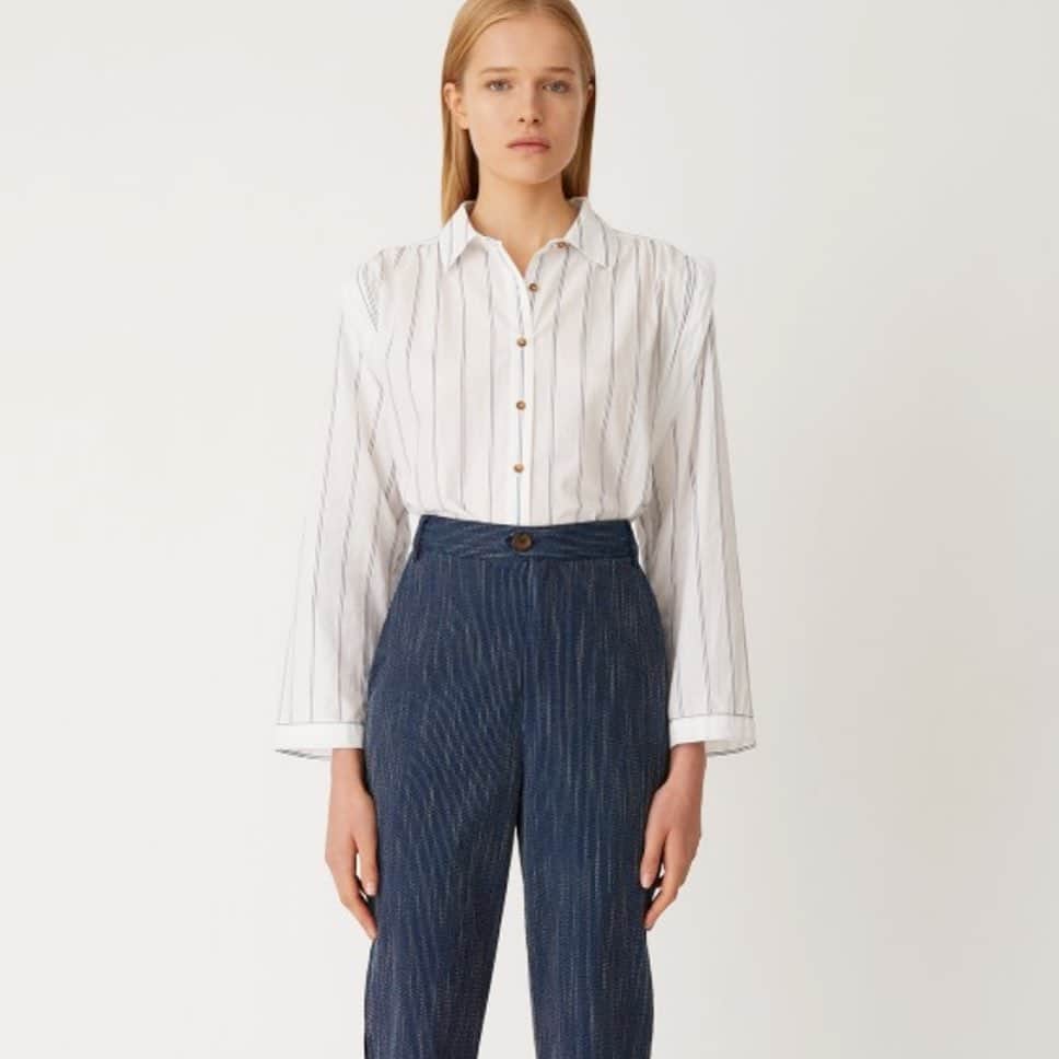 エムアイエイチジーンズのインスタグラム：「The Arley Shirt in crisp, compact indigo pinstripe cotton.  #mihjeans」