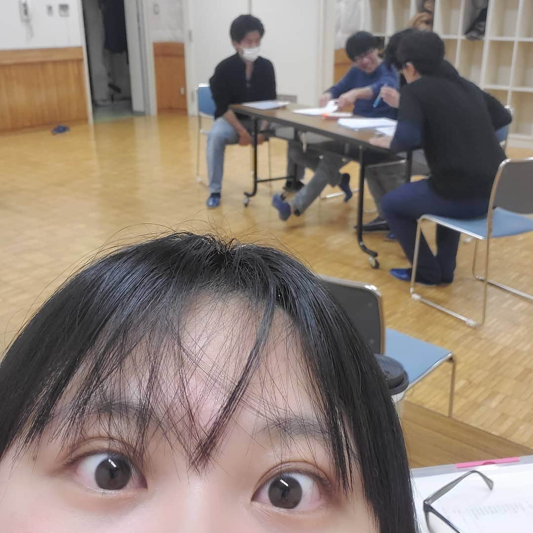 信江勇のインスタグラム：「今日めちゃ寒い! そのくせ雨…こんだけ寒かったら雪にしてーー(╯°□°）╯ それでいて、電車は暑い! 電車に暖房は不要だと思う（●｀ε´●） みんな外の寒さに耐えれる服装なわけで、そのまま暖房の効いた車内は暑すぎる… 滝汗です＿|￣|○ それでいて今日は休日なのに、人多い… 大混雑な車内… … … … 誰だよ!おならしたやつ!!!!!!! #電車の暖房不要 #満員電車のおならは犯罪  そんな思いで稽古場到着! 昨日はついに通し稽古やりました(☆▽☆) 自分の改善点も見えてさらにパワーアップです(｡•̀ᴗ-)✧ 是非見に来てくださいm(_ _)m [信江勇扱い予約フォーム] https://t.co/o9t5YjbKBL  Stokes/Park 2nd 「フィルタリング」 ◇キャスト◇ 大野泰広 信江勇 塚原直彦（劇団モンキーチョップ） 太田知咲（DEAD STOCK UNION）  田中達也 藤村直樹（アンカット） 十河大地（宝映テレビプロダクション） 内田めぐみ（ソラカメ） 田畑賢人 小笠原里緒 ちお ◇日程◇ 2020年1月29日（水）〜2月2日（日）  1月29日（水）19:30 1月30日（木）19:30 1月31日（金）14:00/19:30 2月1日（土）13:00/18:00 2月2日（日）13:00/18:00 全8ステージ ※受付開始は各公演45分前　開場は各公演30分前 ◇会場◇ 下北沢　OFF・OFFシアター （東京都世田谷区北沢2-11-8 TAROビル 3F） ◇チケット◇ 前売　3300円（全席自由） 当日　3800円（全席自由）」