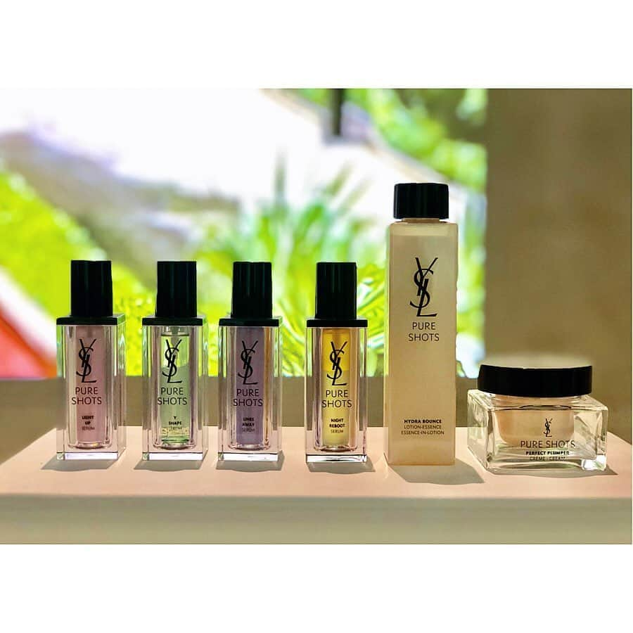 西山真以さんのインスタグラム写真 - (西山真以Instagram)「* @yslbeauty の新スキンケアライン 〈PURE SHOTS〉シリーズの発表会にお邪魔してきました。  大気汚染や紫外線、ブルーライトや疲労、ストレス、乱れた食生活など、都市型ライフスタイルによりバランスが崩れてしまった「過労肌」はそうでない肌に比べて30%早くエイジングするという新事実。 そこで、肌内部に存在するビタミンC、E、B3、アミノ酸、ペプチド、ヒアルロン酸、ATP(肌細胞エネルギー)の5種類の中から、足りていない成分を補うことで、自然治癒力を高め生活習慣や環境に左右されない美肌へと導いてくれるという理論のこのPURESHOTSシリーズ。  会場では、最新AI技術を使い「今」の肌状態と「未来」の肌老化速度を測定し、今と未来の自分の肌が必要とする最適な美容液をカウンセリングしてもらいました。(こちらは全国のイヴサンローランカウンターでカウンセリングができるそうです。細かく数値化されて面白いのでオススメです✨) 手で試しましたが、化粧水とセラムを重ねていくとグングン浸透して即柔らかな艶肌に。使ってみるのが今から楽しみです♡  イヴサンローランが愛したというモロッコの庭園や別荘をイメージした会場もとても素敵でした🏜 . #yvessaintlaurent  #yvessaintlaurentbeaute  #yslbeauty  #pureshots  #skincare」1月18日 18時48分 - mai0830