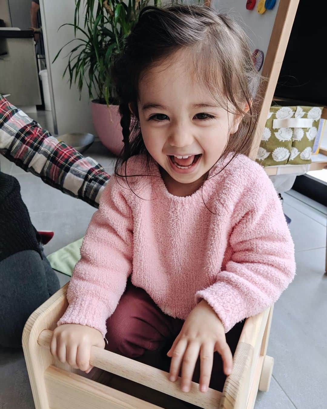 のインスタグラム：「Mia turned 23months♡ . . . あっという間に1歳11ヶ月、来月にはMiaも2歳に🤩 . ごっこ遊びが上手になったこの1ヶ月 . ベアを世話するママごっこに コーヒーまで入れてくれるカフェ屋さんごっこ いっちょまえの姿勢で撮影するカメラマンごっこ 白い絨毯でエアスノーボールをつくる雪遊びごっこ ミカンを箱に入れて配ってくれるミカン屋さんごっこまで . おぎゃーおぎゃーと生まれてからの 最初の2年の急成長は本当に奇跡的✨ . . 笑顔がすっかりお姉さんなこの写真は先日遊びに来てくれた @annon_yamagata より🙏💓 . ✔︎うまく言えないシリーズ😂 レレレレモン🍋(レモネードのこと) おねげーますっ！(お願いします) . . ✔︎印象的な会話 (ポートランドのNINESホテルの裸の女性のオブジェを見て) おねえさんoh no はだか、ふくきてない、きてね (ポートランドに三越がなく現地のスーパーで誤魔化そうとしたときに) ほんもののみつこしにいきたい😭 #本物って言葉分かるんだね... いしや〜きも〜おいも〜🍠 #お芋好き (おもちゃ屋さんに行く途中shaneがケータイを見ていたら...) パパいくよ〜きいてない!しごとできいてない (言い方パパそのもの) phew...it’s ok . . .  #生後23ヶ月 #1歳11ヶ月 #1歳 #言葉の記録 #たれ眉 #たれ目 #miababyliving #miababyliving_month」