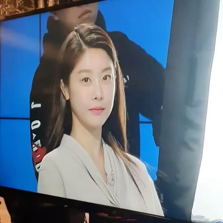のインスタグラム：「조명 옮기는 동안. 🎥 #광고아님주의 🥴 #옛날공포주의 😱」