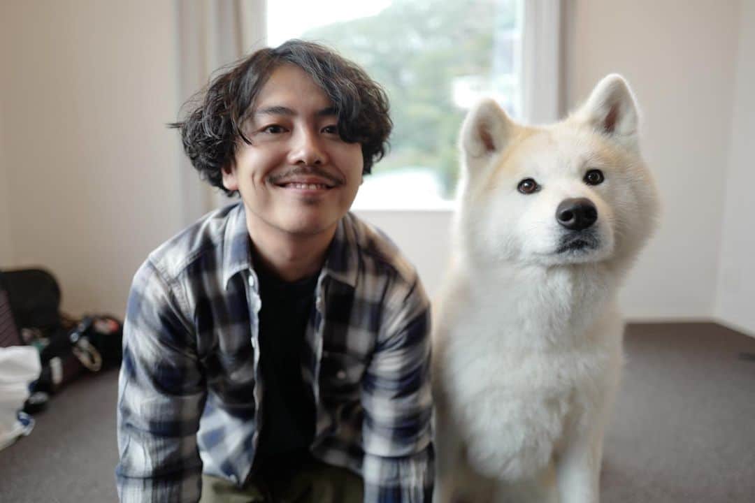 森岡龍さんのインスタグラム写真 - (森岡龍Instagram)「撮影で、秋田犬のハッチと再会。  相変わらず、とても可愛い奴でした。  photo by staffさん📸」1月18日 18時57分 - ryu_morioka