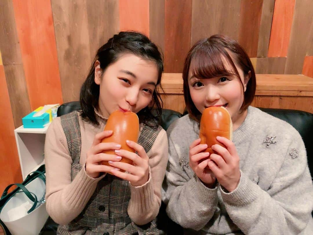 嶋梨夏さんのインスタグラム写真 - (嶋梨夏Instagram)「今日もあゆちゃんと👯‍♀️💓パンの田島にまたまた行って、今日は黒豆きなこコッペパンを食べました🥰もう毎日でも通いたい🥺💓黒豆が良いアクセントになっててめちゃくちゃ美味しかったです🥺💓💓💓 #中野ばかり #中野歩 ちゃん #舞台 #スティングガールズ #明日まで #上演中 #ザムザ阿佐ヶ谷 #阿佐ヶ谷 #パールセンター商店街 #パンの田島 #コッペパン #黒豆きなこ #パン #sweets #スイーツ女子 #アラサー女子 #甘党 #丸顔 #ぷに子 #photooftheday #JAPAN #japanesesweets #japanesegirl #avex #avexmanagement #instagood #followme #極度の甘党 #ricashima #嶋梨夏」1月18日 18時49分 - shimarica_jp